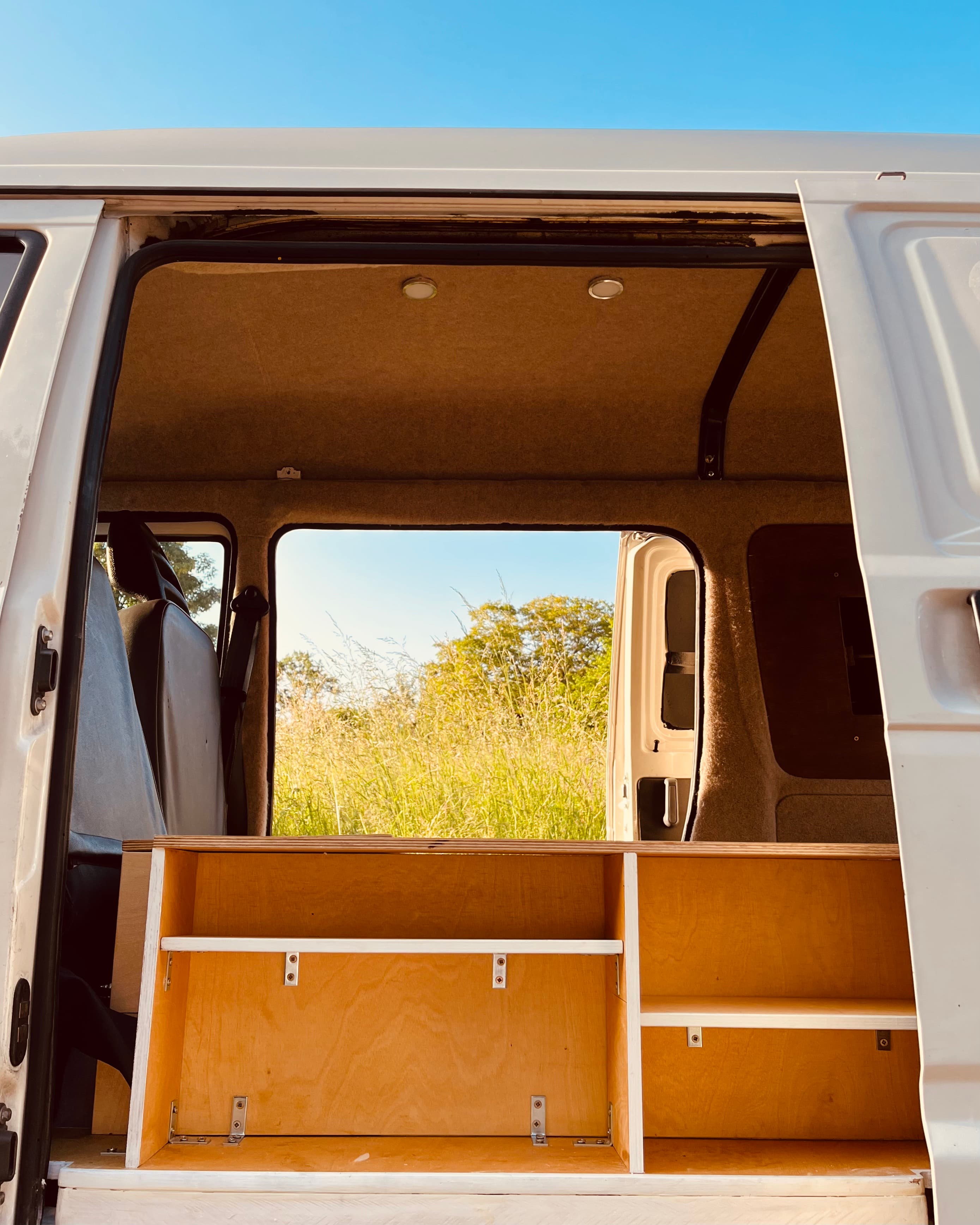 Blick in Erikas Laderaum mit Holzausbau in der Natur